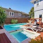 Grandcraftsman Style With Pool And Hot Tub/ Center To Of Holiday home