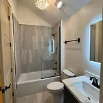 Chic Two-bedroom On Camp St, Apartment *