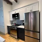 Chic Two-bedroom On Camp St, Apartment *