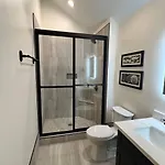 Chic Two-bedroom On Camp St, Apartment