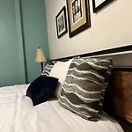 Chic Two-bedroom On Camp St, *