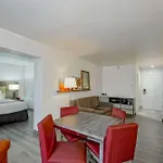 Country & By Radisson, I-10 East, La Hotel 3*