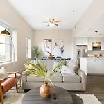 Spacious 4b Oasis Steps From French Quarter - Your Nola Dream Awaits! Apartment *