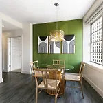 Luxury 2-bedroom Steps Away From The French Quarter Apartment *