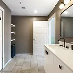 Luxury 2-bedroom Steps Away From The French Quarter Apartment