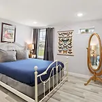 Holiday home Skip To Saint Charles Local Art-filled Hideaway