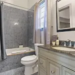 Holiday home 3bd Steps To Saint Charles Gated Parking New Orleans