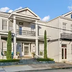 Stylish 2-Bedroom Apartment In Garden District