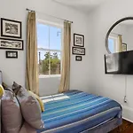Apartment Elegant 4bd With Pool And Off Street Parking