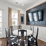 Apartment Elegant 4bd With Pool And Off Street Parking *