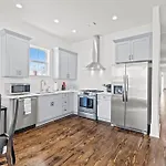 Elegant 4bd With Pool And Off Street Parking *