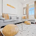 Elegant 4bd With Pool And Off Street Parking Apartment *