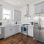 Elegant 4bd With Pool And Off Street Parking Apartment