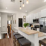 Garden District 3bd 2ba Parking Stylish & Unique *
