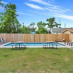Elegant 4bd With Pool And Off Street Parking