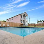Elegant 4bd With Pool And Off Street Parking