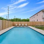 Elegant 4bd With Pool And Off Street Parking