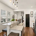 Garden District 3bd 2ba Parking Stylish & Unique Holiday home *