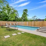 Elegant 4bd With Pool And Off Street Parking Apartment