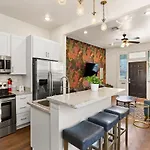Garden District 3bd 2ba Parking Stylish & Unique Holiday home