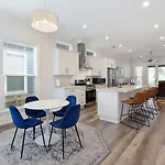 Stunning Luxury Home 2 Blocks From Streetcar