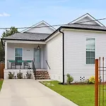 Stunning Luxury Home 2 Blocks From Streetcar