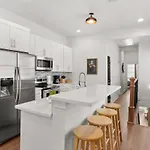 Fabulous Classy And Comfy 3bd 2ba And Parking Apartment *