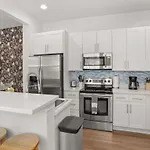 Fabulous Classy And Comfy 3bd 2ba And Parking *