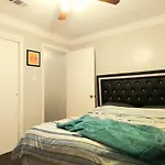 Cheeful, 2bed X 1bath Brick House Holiday home *