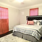 Holiday home Cheeful, 2bed X 1bath Brick House *