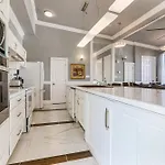 Stunning Near French Quarter Apartment