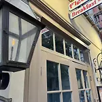 Entire Home W/ Party Rooftop - A Block Away From Parades