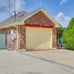Inviting New Orleans Home With Theater And Grill!