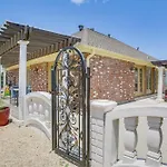 Inviting New Orleans Home With Theater And Grill!