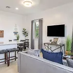 Apartment Vibrant Gray Downtown Loft *