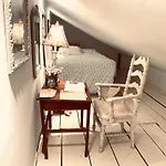 The Elisabeth House Canal St Dollhouse, 6 Bedroom Streetcar Sleeps 14!