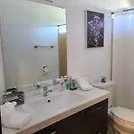 Henry's Place, 3 Bedrooms In Lakeview Apartment