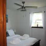 Henry's Place, 3 Bedrooms In Lakeview Apartment *