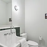 The Mary Beth & Gallery Apartment