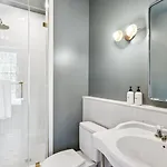 The Mary Beth & Gallery Apartment *