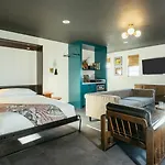 Dew Drop Inn Hotel & Lounge