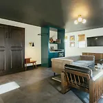 Dew Drop Inn Hotel & Lounge