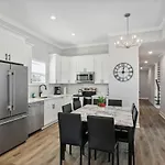 Holiday home Brand New 5br, Outdoor Seating, Parking *