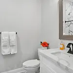 Brand New 5br, Outdoor Seating, Parking Holiday home