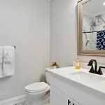 Brand New 5br, Outdoor Seating, Parking Holiday home