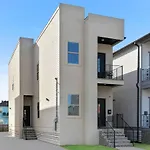 8 Beds And 5 Bath With Free Parking And Outdoor Seating