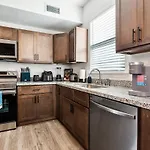 Spacious 5br Getaway In Nola Apartment