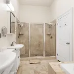 Spacious 3br Downtown In Apartment