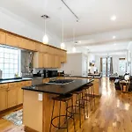 Spacious 3br Downtown In Apartment *