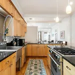 Spacious 3br Downtown In Apartment